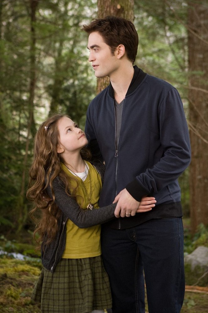 The Twilight Saga: Breaking Dawn - Part 2 - Photos - Mackenzie Foy, Robert Pattinson