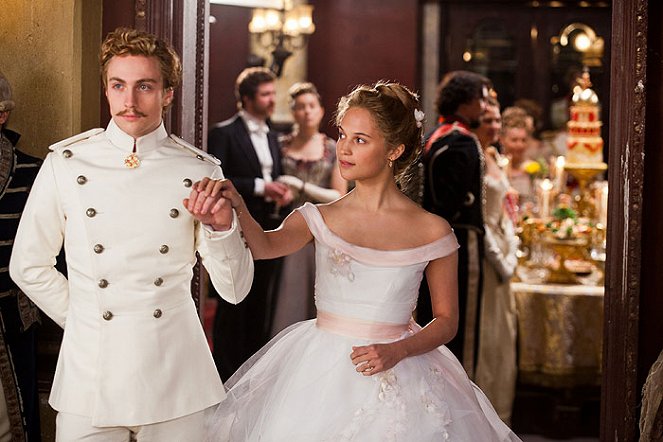 Anna Karenina - Filmfotos - Aaron Taylor-Johnson, Alicia Vikander