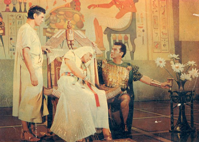 The Egyptian - Do filme - Edmund Purdom, Michael Wilding, Victor Mature