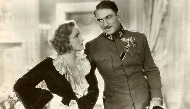 Dishonored - Photos - Marlene Dietrich, Victor McLaglen