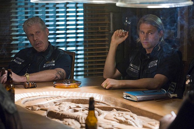 Synowie Anarchii - Z filmu - Ron Perlman, Charlie Hunnam