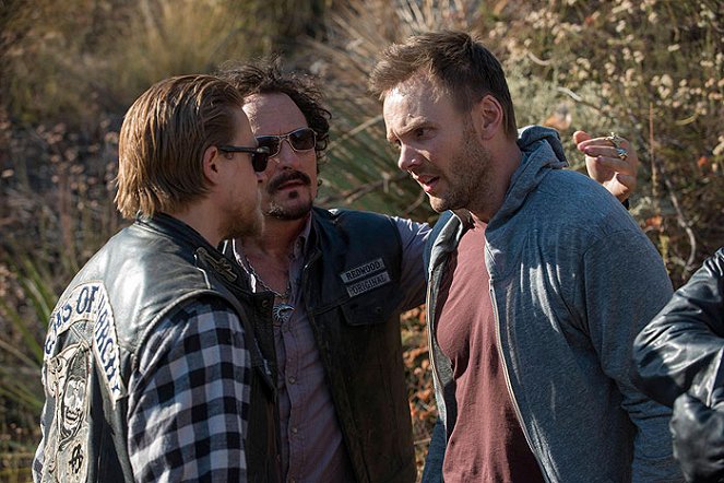 Sons of Anarchy - Photos - Charlie Hunnam, Kim Coates, Joel McHale