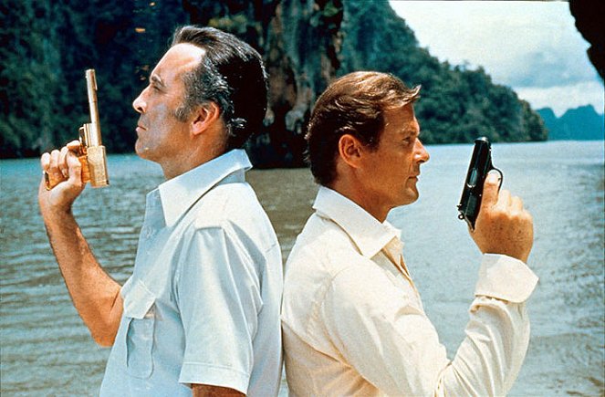James Bond: Az aranypisztolyos férfi - Filmfotók - Christopher Lee, Roger Moore