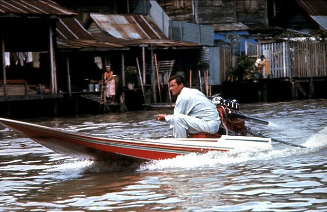 James Bond: Az aranypisztolyos férfi - Filmfotók - Roger Moore