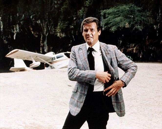 James Bond: Muž so zlatou zbraňou - Z filmu - Roger Moore
