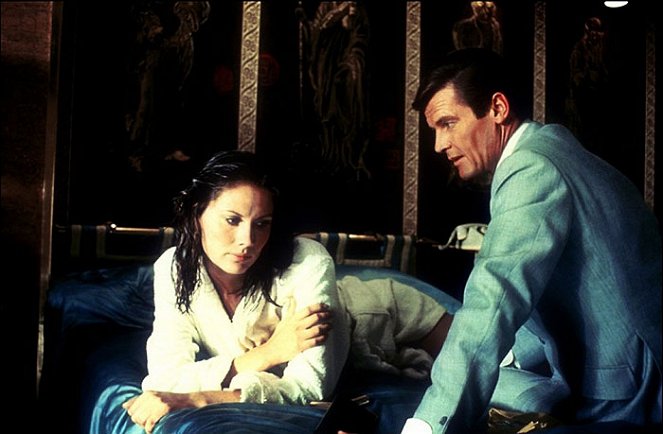 Der Mann mit dem goldenen Colt - Filmfotos - Maud Adams, Roger Moore