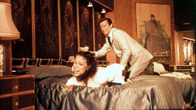 James Bond: Muž so zlatou zbraňou - Z filmu - Maud Adams, Roger Moore