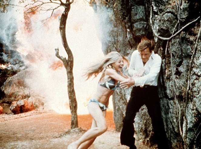 Człowiek ze złotym pistoletem - Z filmu - Britt Ekland, Roger Moore