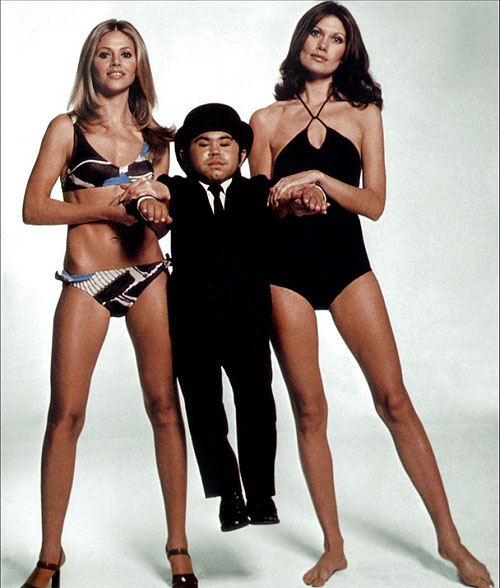 James Bond: Muž so zlatou zbraňou - Promo - Britt Ekland, Hervé Villechaize, Maud Adams