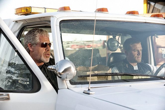 Sons of Anarchy - Photos - Ron Perlman, Charlie Hunnam