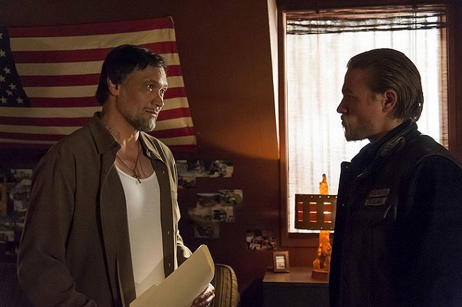 Sons of Anarchy - Photos - Jimmy Smits, Charlie Hunnam