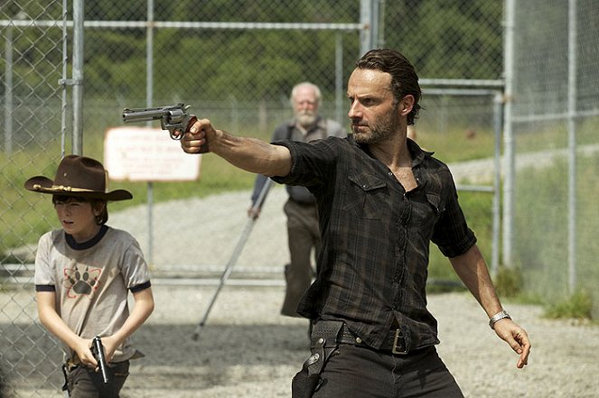 Živí mrtví - Když mrtví klepou na dveře - Z filmu - Chandler Riggs, Andrew Lincoln