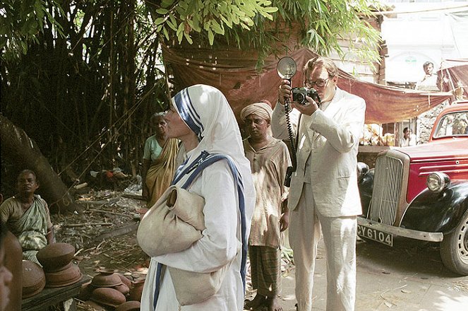 Matka Tereza - Pero v Boží ruce - Z filmu - Olivia Hussey, Neil Stuke