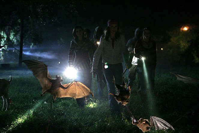 Vampire Bats - Photos - Jessica Stroup, Lucy Lawless