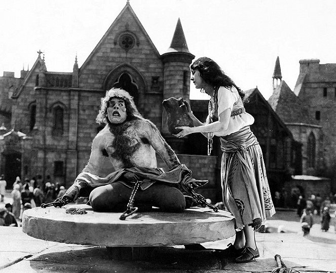 The Hunchback of Notre Dame - Van film - Lon Chaney, Patsy Ruth Miller
