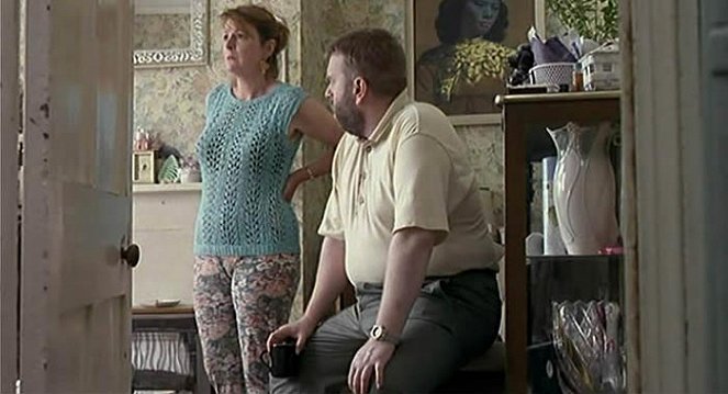 Sekrety i kłamstwa - Z filmu - Brenda Blethyn, Timothy Spall