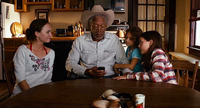 El verano de sus vidas - De la película - Madeline Carroll, Morgan Freeman, Nicolette Pierini, Emma Fuhrmann