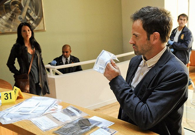 Elementary - Season 1 - One Way to Get Off - Photos - Jonny Lee Miller