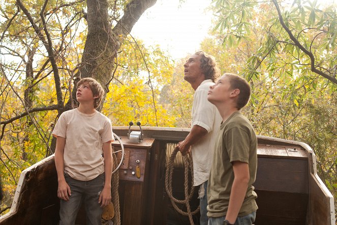 Bahno z Mississippi - Z filmu - Tye Sheridan, Matthew McConaughey, Jacob Lofland