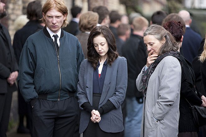 Agente doble - De la película - Domhnall Gleeson, Andrea Riseborough, Brid Brennan