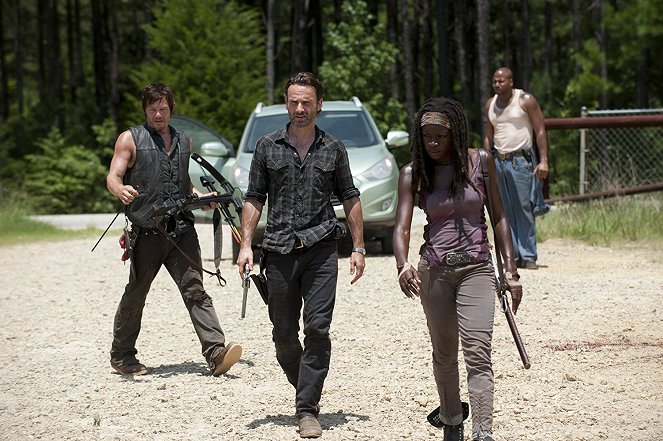 Živí mrtví - Když mrtví klepou na dveře - Z filmu - Norman Reedus, Andrew Lincoln, Danai Gurira