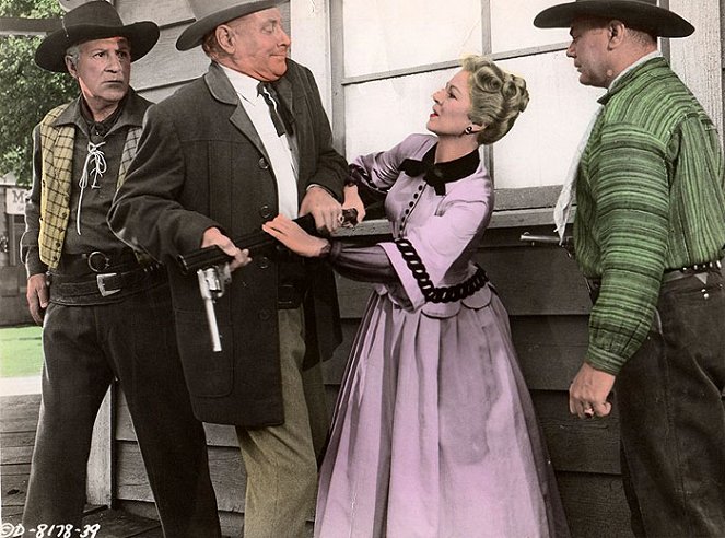 The Stranger Wore a Gun - Filmfotók - George Macready, Claire Trevor, Ernest Borgnine