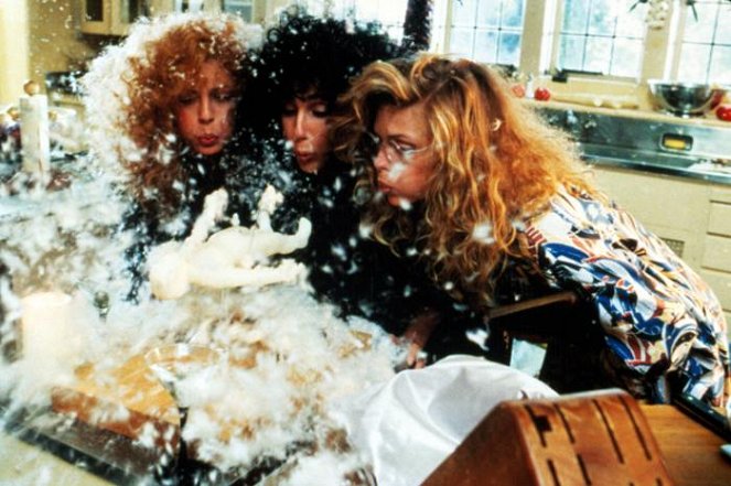 The Witches of Eastwick - Van film - Susan Sarandon, Cher, Michelle Pfeiffer