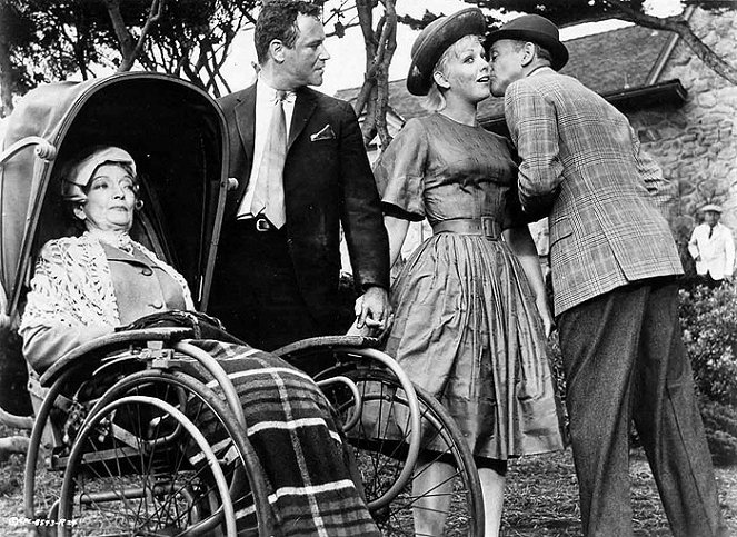 The Notorious Landlady - Z filmu - Estelle Winwood, Jack Lemmon, Kim Novak, Fred Astaire