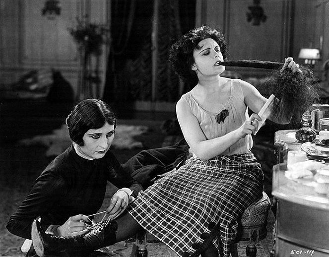 Shadows of Paris - Van film - Pola Negri