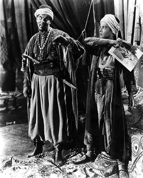 A sejk fia - Filmfotók - Karl Dane, Rudolph Valentino