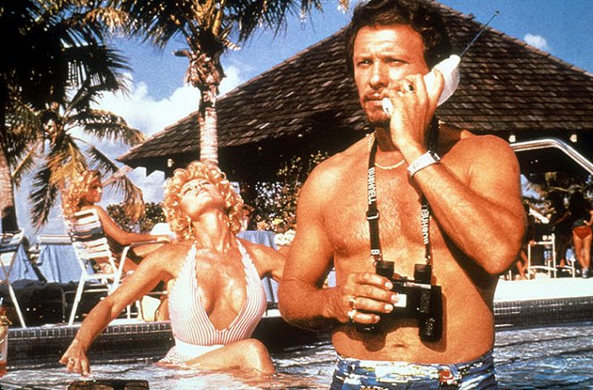 Private Resort - De la película - Leslie Easterbrook, Hector Elizondo