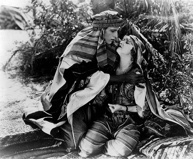 Der Scheich - Filmfotos - Rudolph Valentino, Agnes Ayres