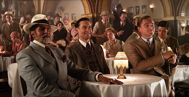 Der Große Gatsby - Filmfotos - Amitabh Bachchan, Tobey Maguire, Leonardo DiCaprio