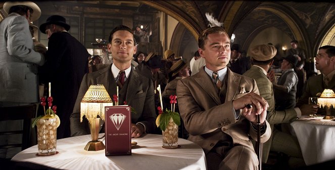 Wielki Gatsby - Z filmu - Tobey Maguire, Leonardo DiCaprio