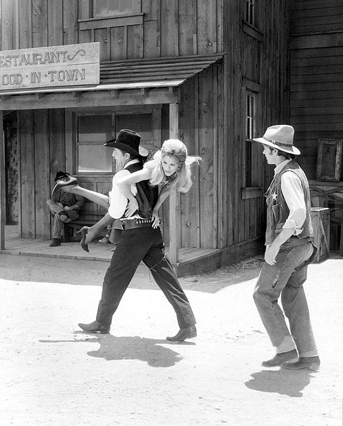Young Billy Young - Filmfotók - Robert Mitchum, Angie Dickinson, Robert Walker Jr.