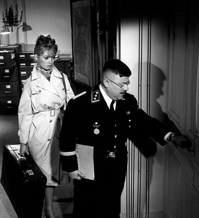 Babette zieht in den Krieg - Filmfotos - Brigitte Bardot, Francis Blanche