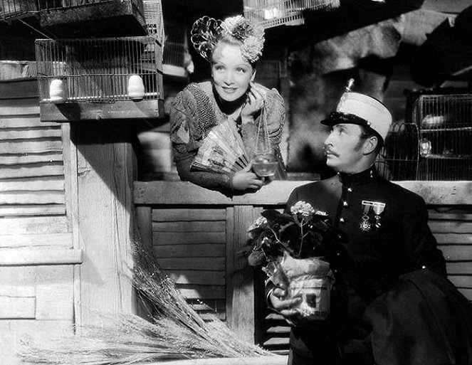 Az asszony ördög - Filmfotók - Marlene Dietrich, Lionel Atwill