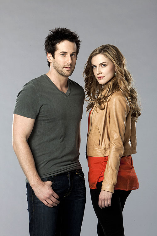 Primeval: New World - Promóció fotók - Niall Matter, Sara Canning