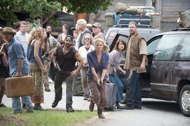 The Walking Dead - The Suicide King - Photos - Jose  Pablo Cantillo, Laurie Holden
