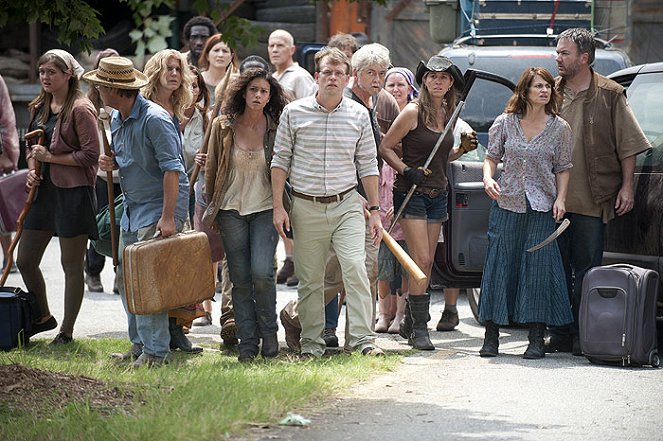 The Walking Dead - Kriegsrecht - Filmfotos - Melissa Ponzio, Dallas Roberts