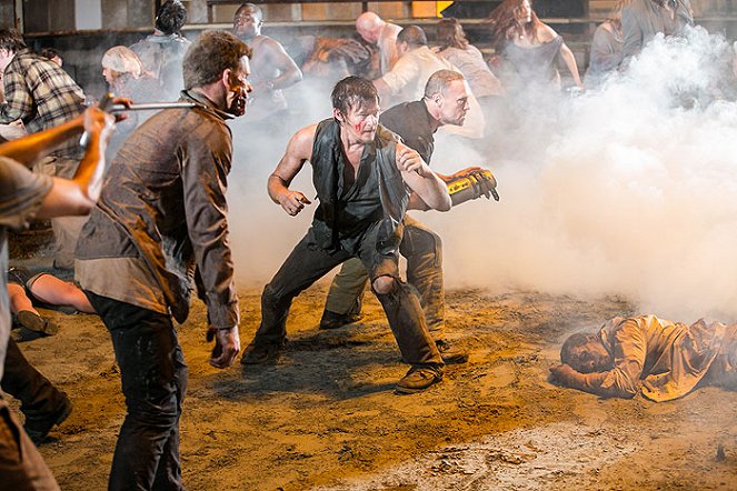 The Walking Dead - Kriegsrecht - Filmfotos - Norman Reedus, Michael Rooker