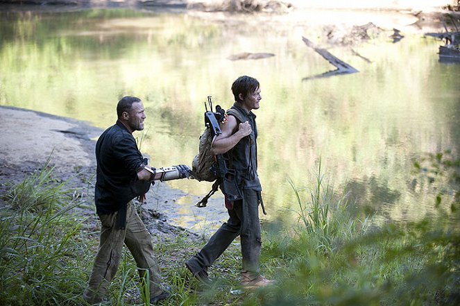 The Walking Dead - Otthon - Filmfotók - Michael Rooker, Norman Reedus