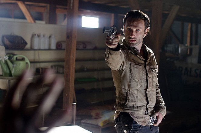 The Walking Dead - Une flèche sur la porte - Film - Andrew Lincoln
