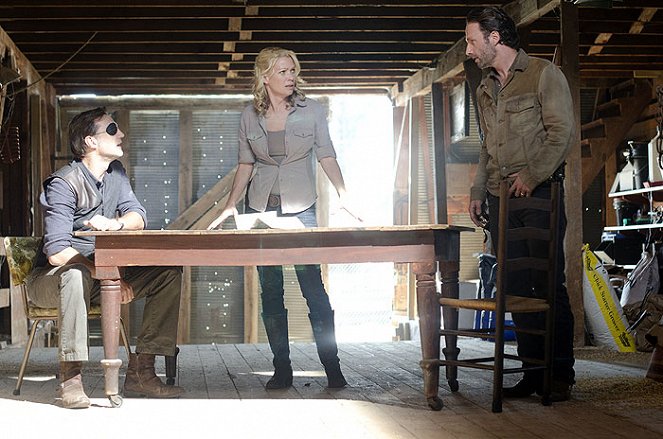 The Walking Dead - Arrow on the Doorpost - Van film - David Morrissey, Laurie Holden, Andrew Lincoln