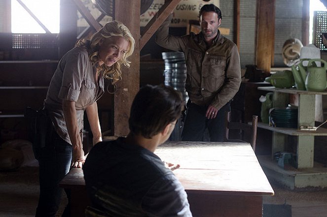 The Walking Dead - Arrow on the Doorpost - Photos - Laurie Holden, Andrew Lincoln