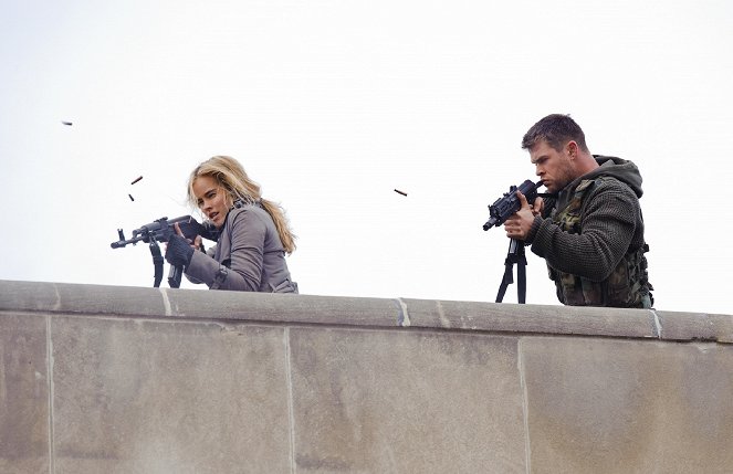 Útok na Spojené štáty - Z filmu - Isabel Lucas, Chris Hemsworth