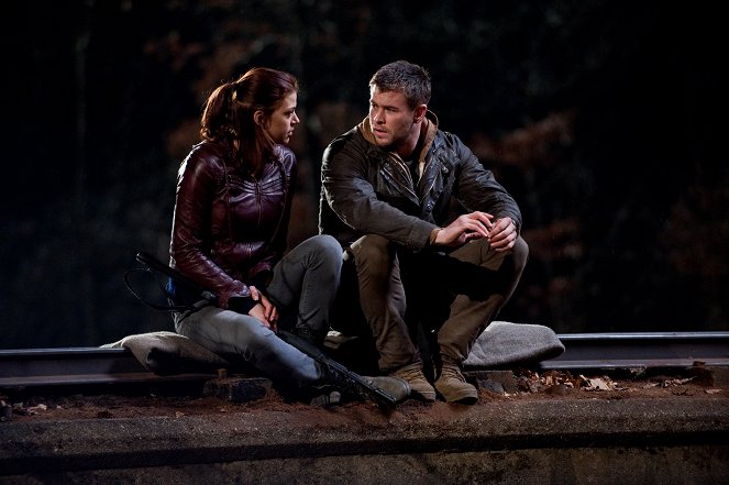 Red Dawn - Photos - Adrianne Palicki, Chris Hemsworth