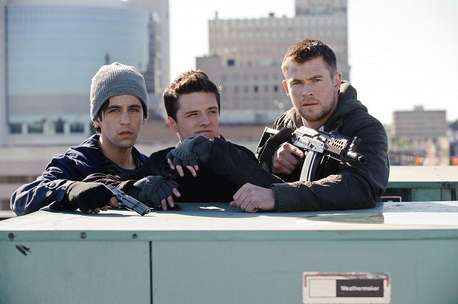 Red Dawn - Der Kampf beginnt im Morgengrauen - Filmfotos - Josh Peck, Josh Hutcherson, Chris Hemsworth