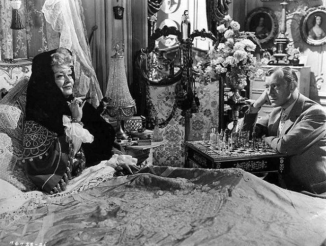 Der Sündenbock - Filmfotos - Bette Davis, Alec Guinness