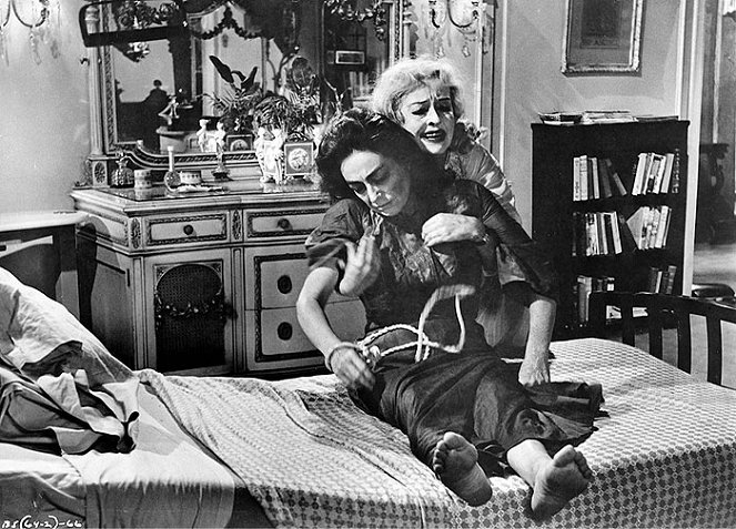 Co się zdarzyło Baby Jane? - Z filmu - Joan Crawford, Bette Davis
